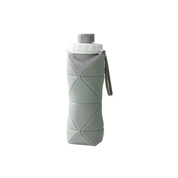 Botella de agua de silicona plegable sobre fondo al aire libre