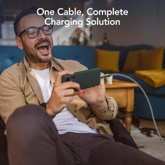 رجل يلعب على هاتف ذكي متصل بـ كابل شحن usb بتصميم 4 في 1، مع نص يوضح 'كابل واحد، حل شحن متكامل'