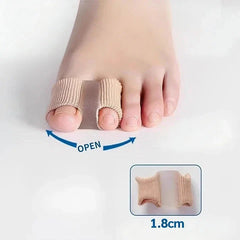 A foot wears a two-sleeve toe separator on the big toe and second toe, with an open arrow diagram and a 1.8cm labeled inset of the separator.