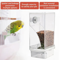 automatischer vogelspender - Transparente Vogelfutterstation neben einem Käfig mit einem Wellensittich montiert, mit drei roten Textbeschriftungen darüber