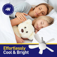 Wunder Cool - Primer plano del ventilador de luz de 5 aspas blanco para enchufe, con adulto durmiendo y niño parcialmente visibles al fondo.