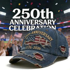 Gorra de béisbol conmemorativa: gorra de béisbol del 250 aniversario estilo mezclilla azul oscuro desgastada, colocada en primer plano con multitud celebrando en un estadio y confeti al fondo