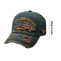 Gorra de béisbol conmemorativa: gorra de béisbol de mezclilla desgastada, mostrada desde una vista frontal en ángulo, con texto bordado y parches de bandera, dimensión de altura 13 cm