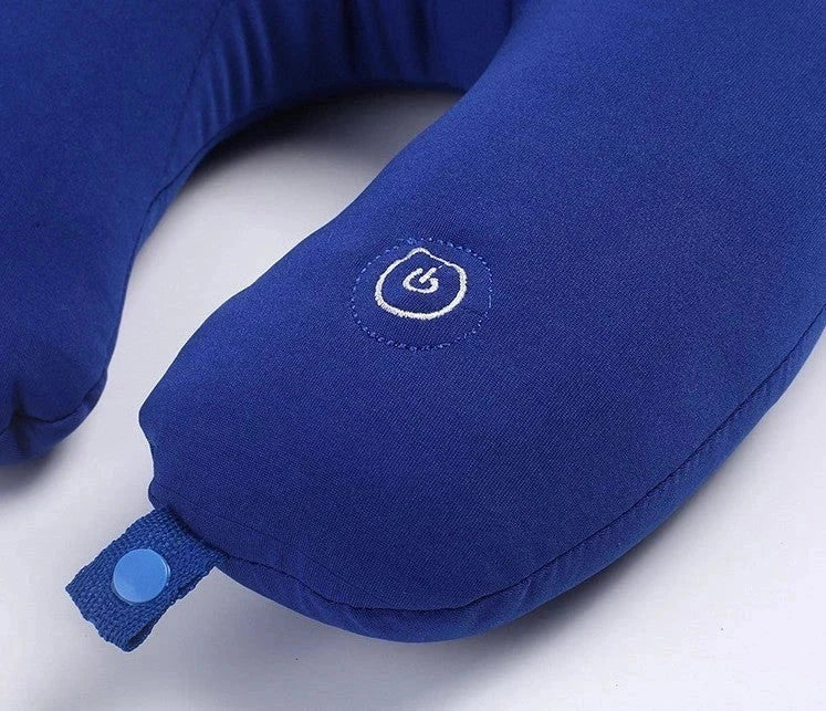 Primer plano de una almohada de masaje azul que muestra un logotipo de botón de encendido cosido y correa con broche