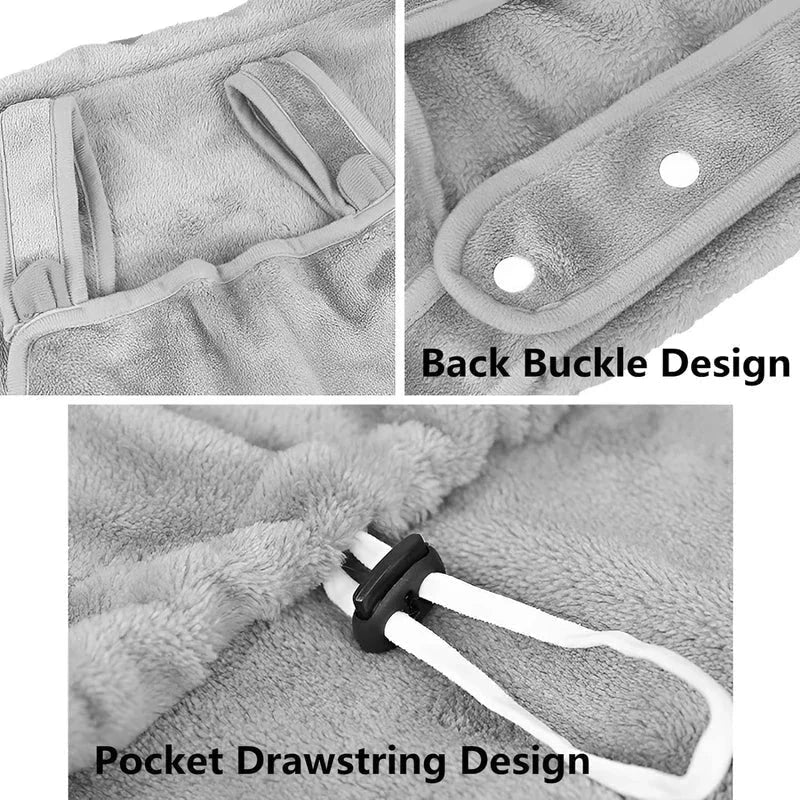 Delantal portabebés para gato con bolsillo acogedor - Tres vistas de cerca de una prenda gris difusa: dos presillas, una correa trasera con dos botones de presión etiquetados como Diseño de cierre trasero, y un cordón con un ajustador negro etiquetado como Diseño de cordón de bolsillo