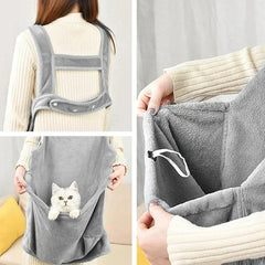 Delantal portabebés para gato con bolsillo acogedor - Cuatro vistas: vista trasera de una persona usando un portabebés gris difuso estilo delantal, una persona sosteniendo el portabebés abierto con un gato dentro, y un primer plano del cordón del bolsillo interior del portabebés