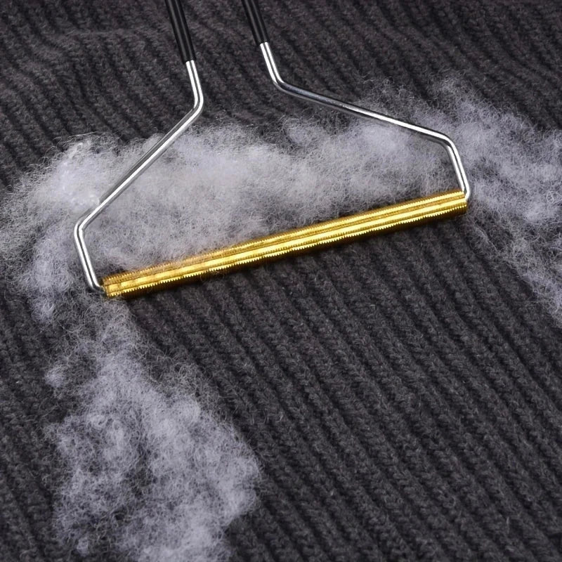 Using the fabric shaver pilling remover on a blanket