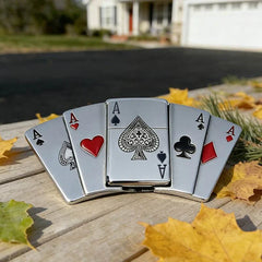 westliche gürtelschnalle - Vier-Ass-Spielkarten-Western-Gürtelschnalle mit integriertem Feuerzeug, ruhend auf einer hölzernen Außenfläche mit Herbstblättern.