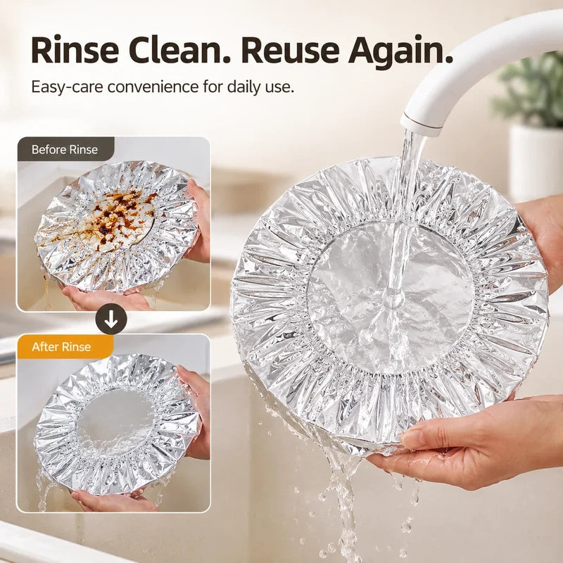 Cubiertas para platos aptas para microondas: una cubierta sucia se enjuaga bajo agua del grifo, con imágenes insertadas de antes del enjuague (sucio) y después del enjuague (limpio), demostrando la facilidad de limpieza.