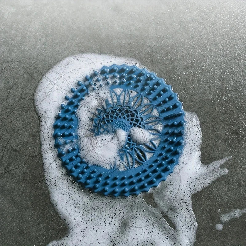 Blauer Mandala-Abfluss-Haarfänger, der Haare in seifigem Duschwasser einfängt