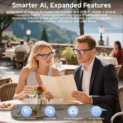 شخصان يرتديان نظارات مزودة بكاميرا في مطعم خارجي، مع أيقونات لميزات الترجمة بالذكاء الاصطناعي، والأسئلة والأجوبة، والتعرف على الصور، والتفعيل الصوتي.
