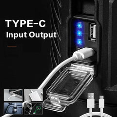 مصباح يدوي كشاف شمسي قابل لإعادة الشحن - لقطة مقربة لمنطقة منافذ الجهاز مع كابل USB-C أبيض متصل، وغطاء بلاستيكي شفاف مفتوح، ومصابيح مؤشر زرقاء، ومنفذ USB-A مجاور.